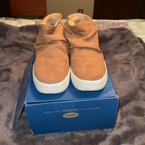 Cute platform low boots. Dr Scholls’ brand. Nice honey brown color.